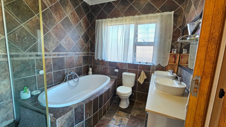 3 Bedroom Property for Sale in Avonddans Western Cape